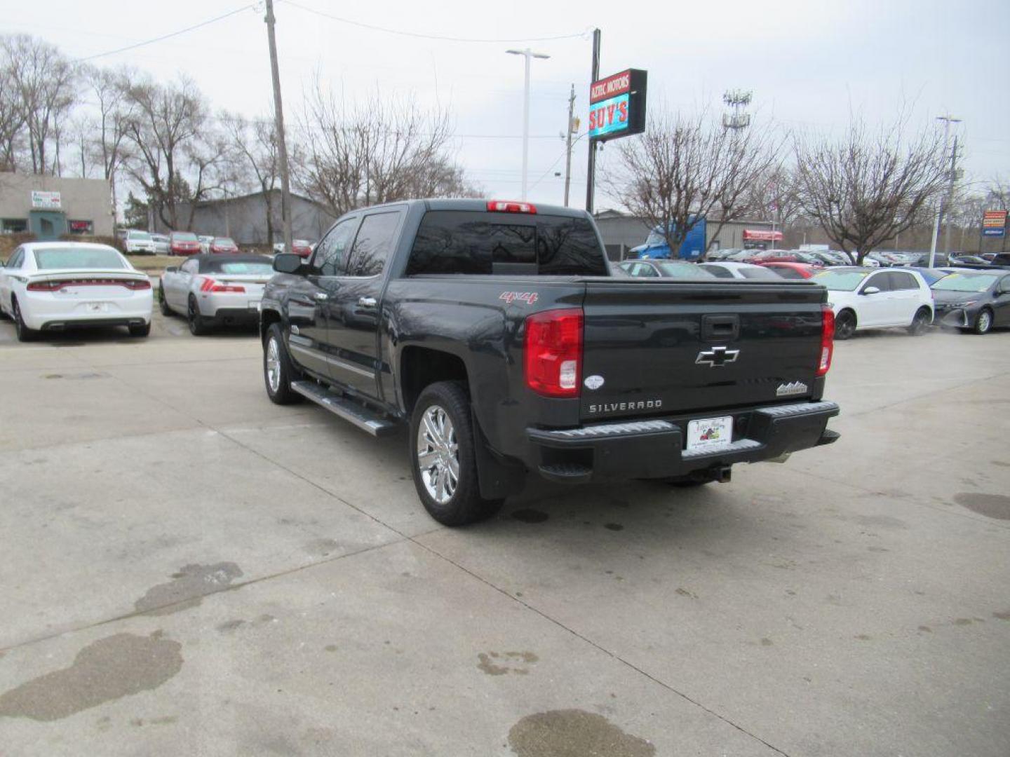 2017 GRAY CHEVROLET SILVERADO 1500 HIGH COUNTRY (3GCUKTEC7HG) with an 5.3L engine, Automatic transmission, located at 908 SE 14th Street, Des Moines, IA, 50317, (515) 281-0330, 41.580303, -93.597046 - Photo#6