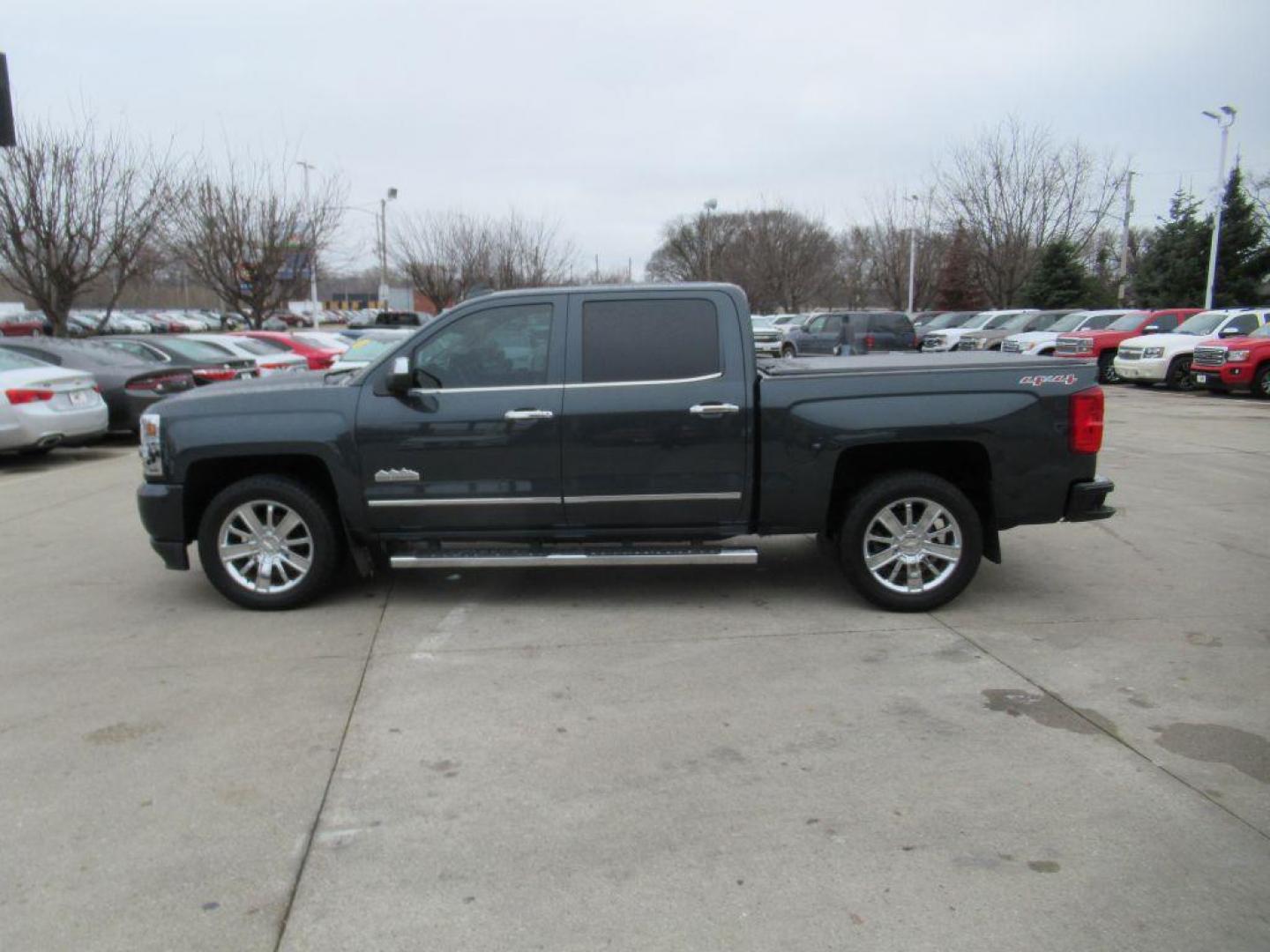 2017 GRAY CHEVROLET SILVERADO 1500 HIGH COUNTRY (3GCUKTEC7HG) with an 5.3L engine, Automatic transmission, located at 908 SE 14th Street, Des Moines, IA, 50317, (515) 281-0330, 41.580303, -93.597046 - Photo#7