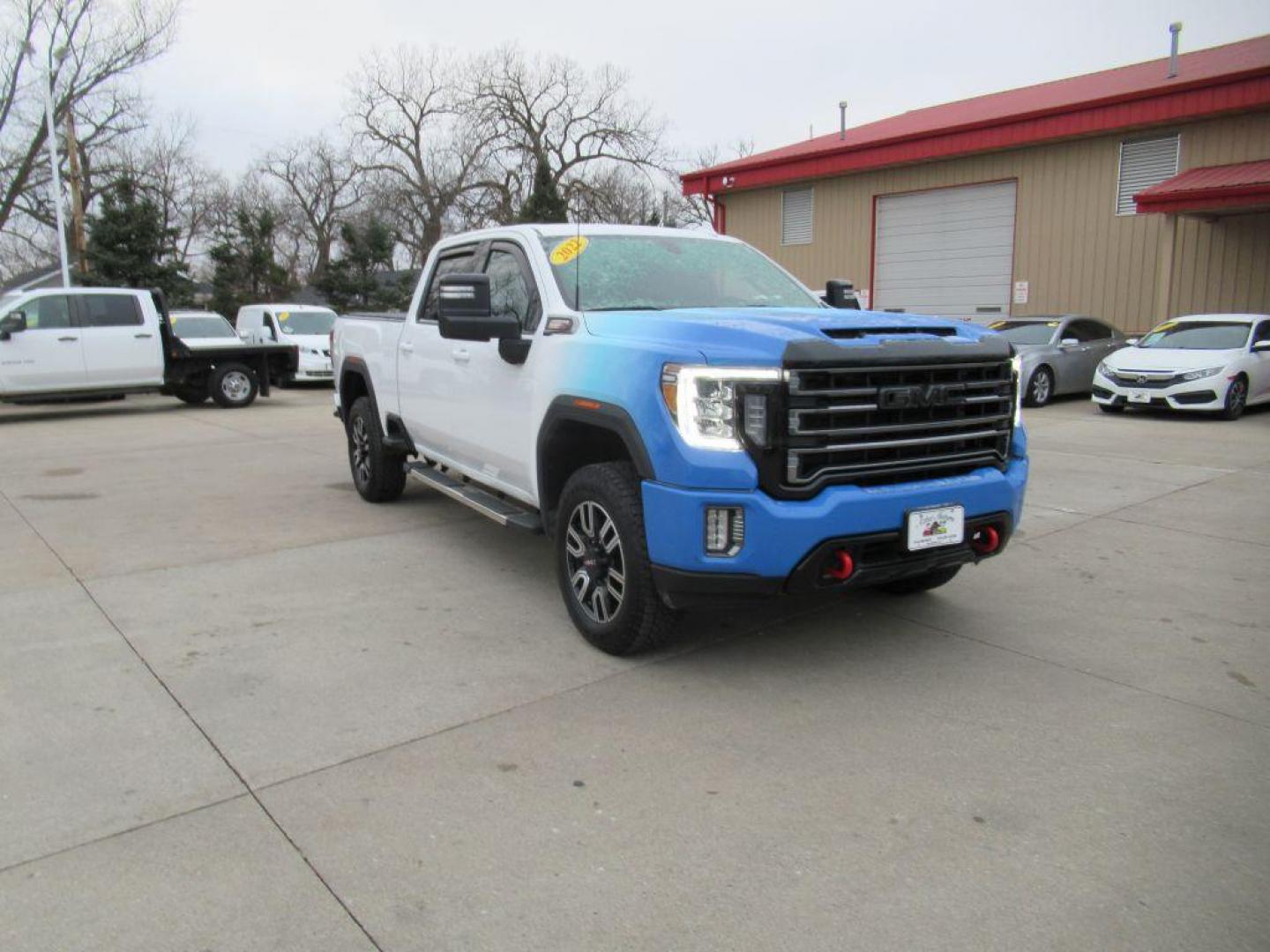 2022 WHITE GMC SIERRA 2500 AT4 (1GT49PEY2NF) with an 6.6L engine, Automatic transmission, located at 908 SE 14th Street, Des Moines, IA, 50317, (515) 281-0330, 41.580303, -93.597046 - Photo#2