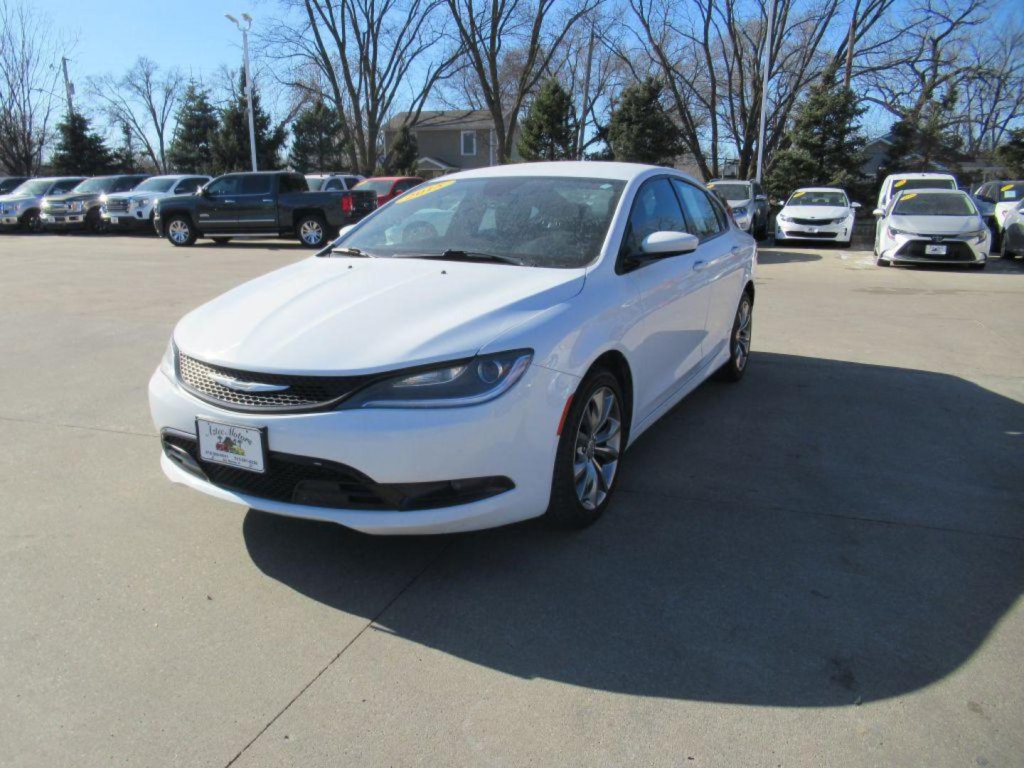 2015 WHITE CHRYSLER 200 S (1C3CCCBB4FN) with an 2.4L engine, Automatic transmission, located at 908 SE 14th Street, Des Moines, IA, 50317, (515) 281-0330, 41.580303, -93.597046 - Photo#0