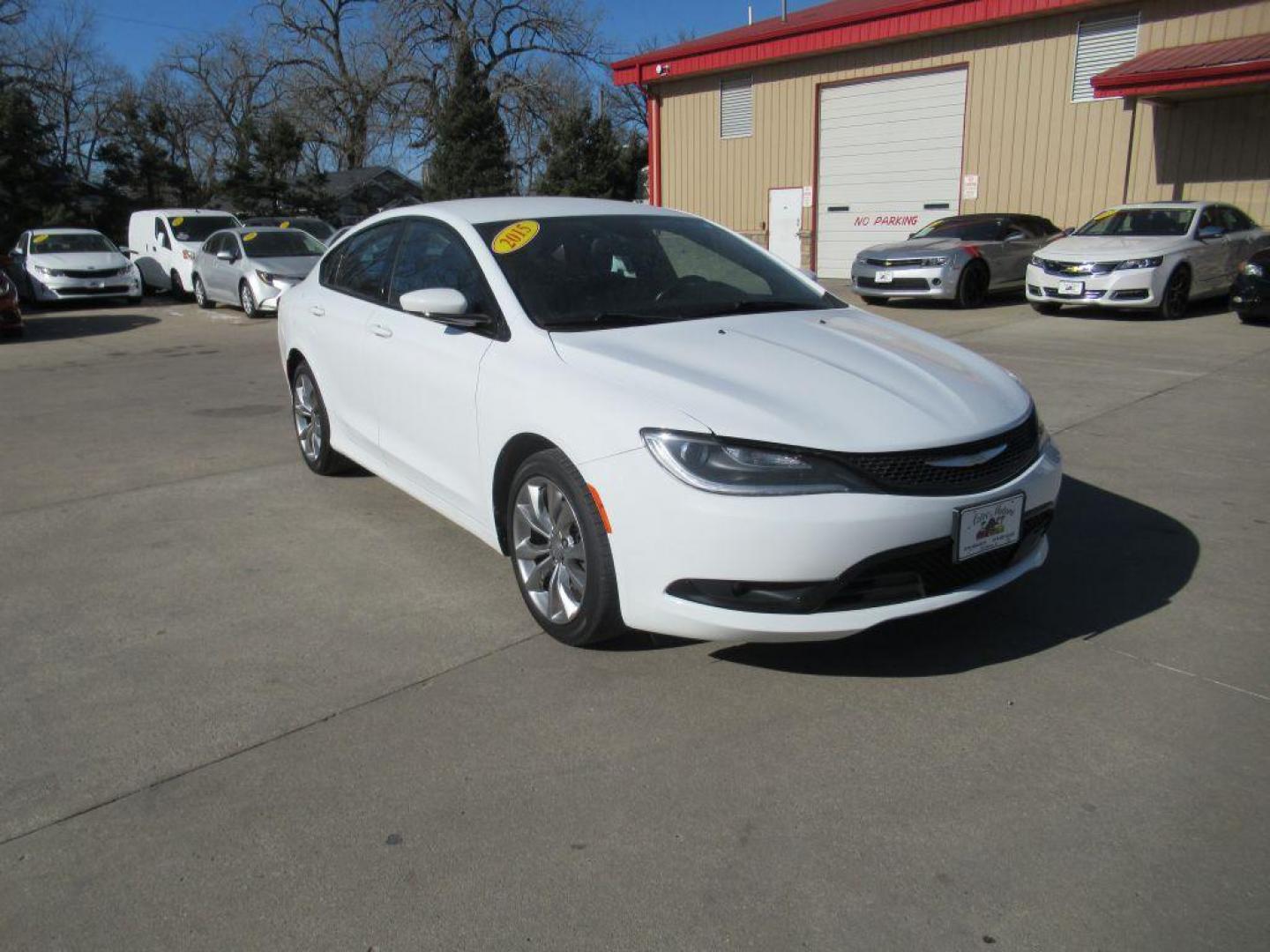 2015 WHITE CHRYSLER 200 S (1C3CCCBB4FN) with an 2.4L engine, Automatic transmission, located at 908 SE 14th Street, Des Moines, IA, 50317, (515) 281-0330, 41.580303, -93.597046 - Photo#2