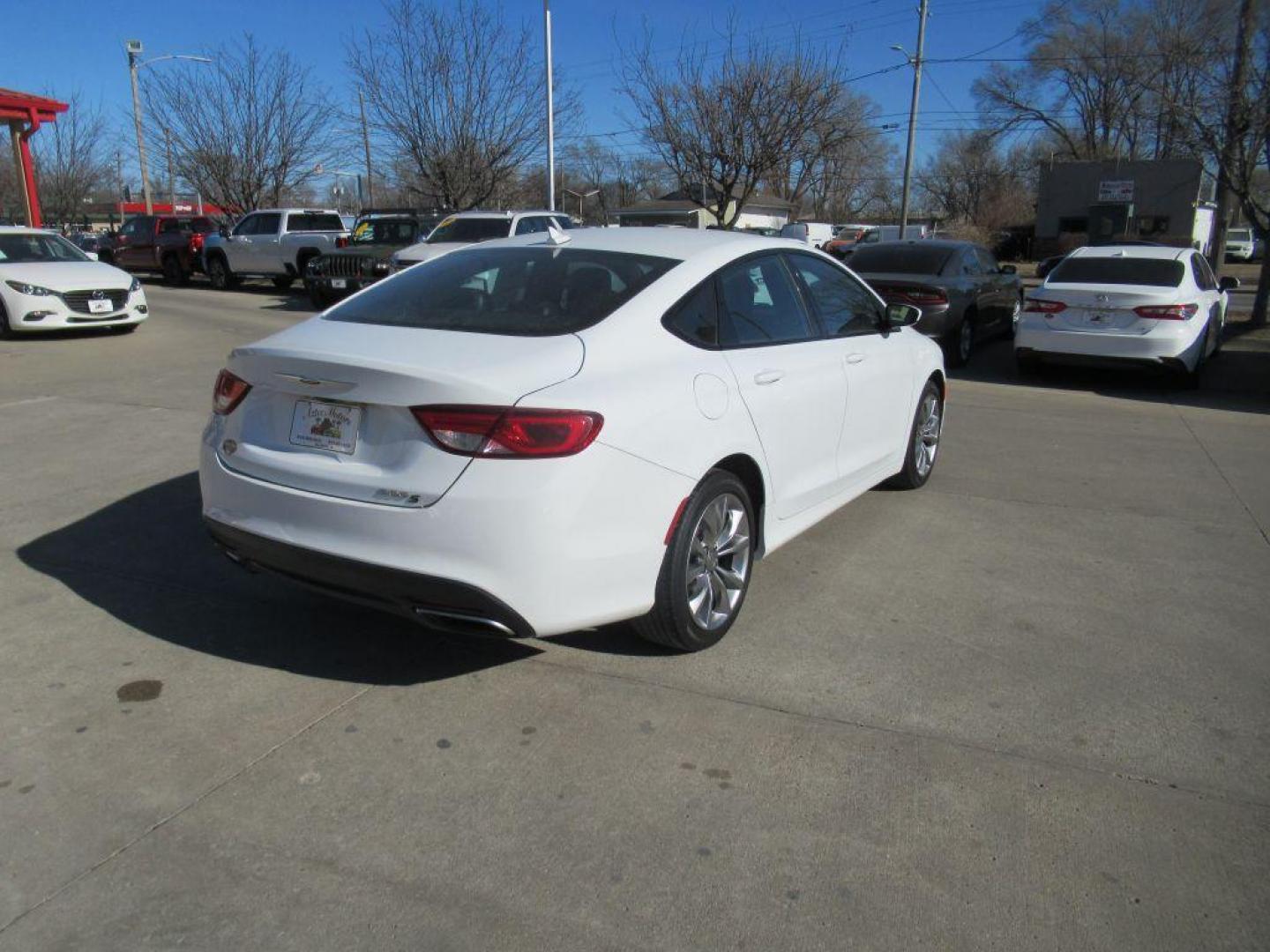 2015 WHITE CHRYSLER 200 S (1C3CCCBB4FN) with an 2.4L engine, Automatic transmission, located at 908 SE 14th Street, Des Moines, IA, 50317, (515) 281-0330, 41.580303, -93.597046 - Photo#4