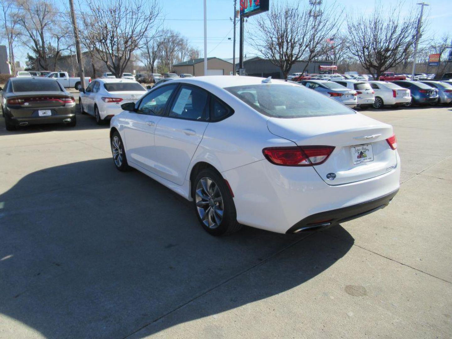 2015 WHITE CHRYSLER 200 S (1C3CCCBB4FN) with an 2.4L engine, Automatic transmission, located at 908 SE 14th Street, Des Moines, IA, 50317, (515) 281-0330, 41.580303, -93.597046 - Photo#6