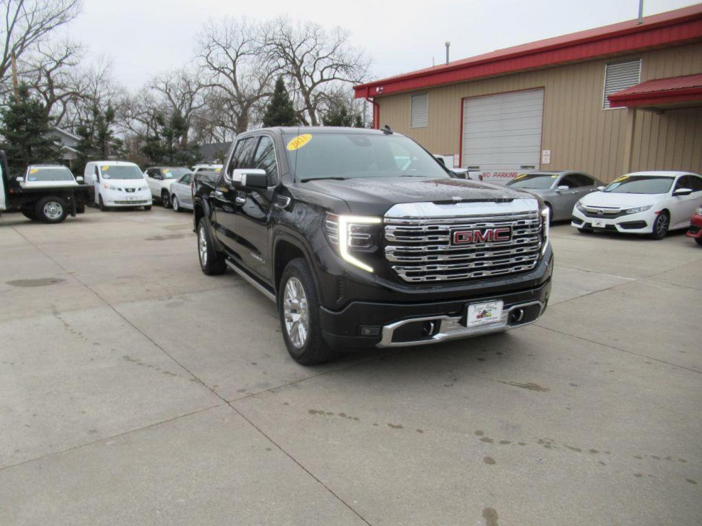 2023 BLACK GMC SIERRA 1500 DENALI (3GTUUGED2PG) with an 5.3L engine, Automatic transmission, located at 908 SE 14th Street, Des Moines, IA, 50317, (515) 281-0330, 41.580303, -93.597046 - Photo#2