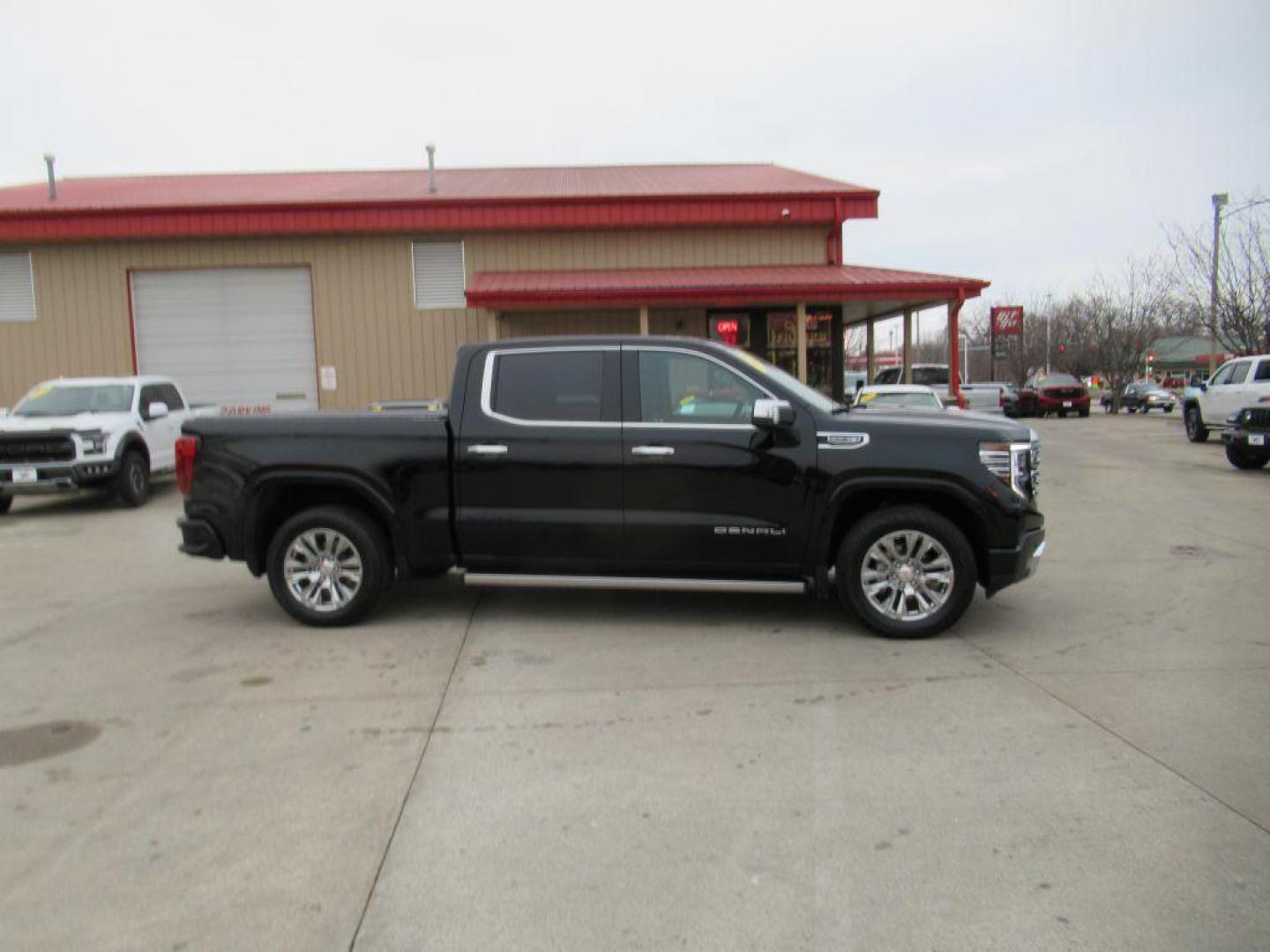 2023 BLACK GMC SIERRA 1500 DENALI (3GTUUGED2PG) with an 5.3L engine, Automatic transmission, located at 908 SE 14th Street, Des Moines, IA, 50317, (515) 281-0330, 41.580303, -93.597046 - Photo#3