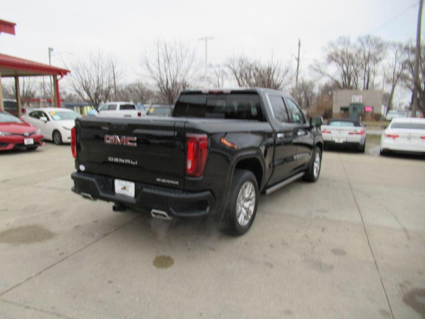 2023 BLACK GMC SIERRA 1500 DENALI (3GTUUGED2PG) with an 5.3L engine, Automatic transmission, located at 908 SE 14th Street, Des Moines, IA, 50317, (515) 281-0330, 41.580303, -93.597046 - Photo#4