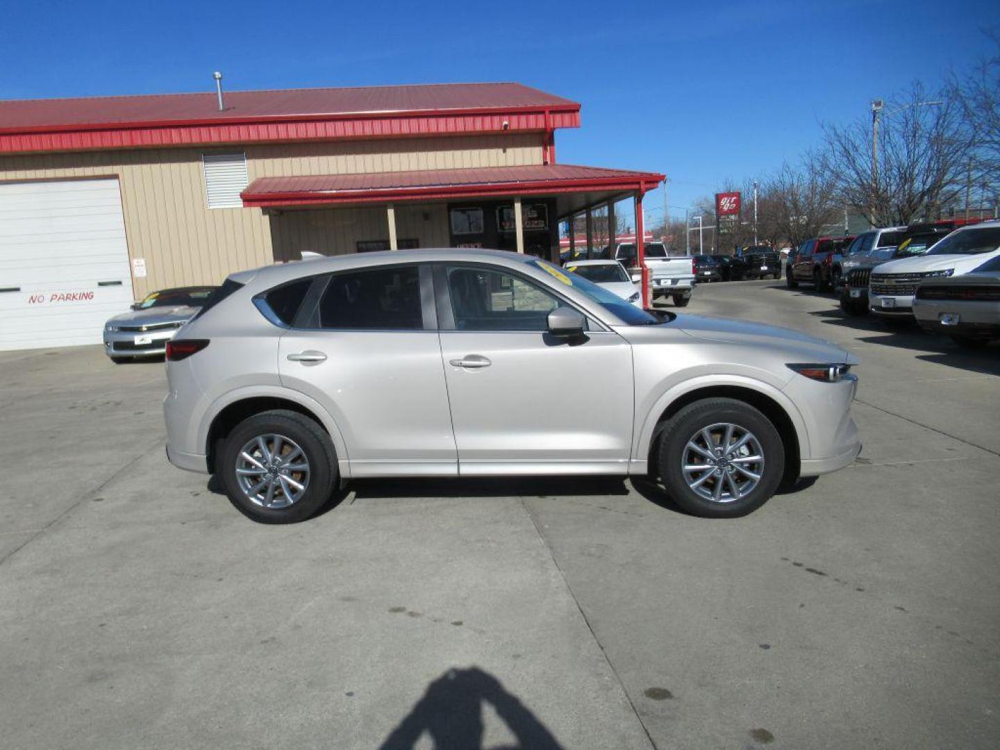 2024 TAN MAZDA CX-5 SELECT (JM3KFBBLXR0) with an 2.5L engine, Automatic transmission, located at 908 SE 14th Street, Des Moines, IA, 50317, (515) 281-0330, 41.580303, -93.597046 - Photo#3