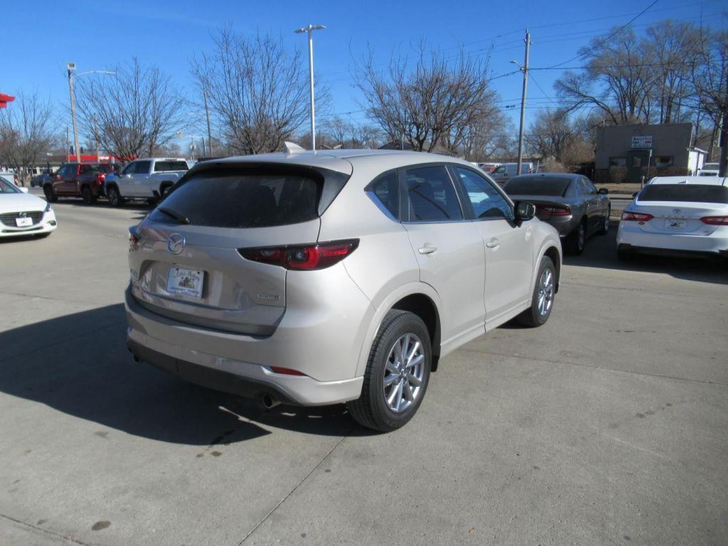 2024 TAN MAZDA CX-5 SELECT (JM3KFBBLXR0) with an 2.5L engine, Automatic transmission, located at 908 SE 14th Street, Des Moines, IA, 50317, (515) 281-0330, 41.580303, -93.597046 - Photo#4