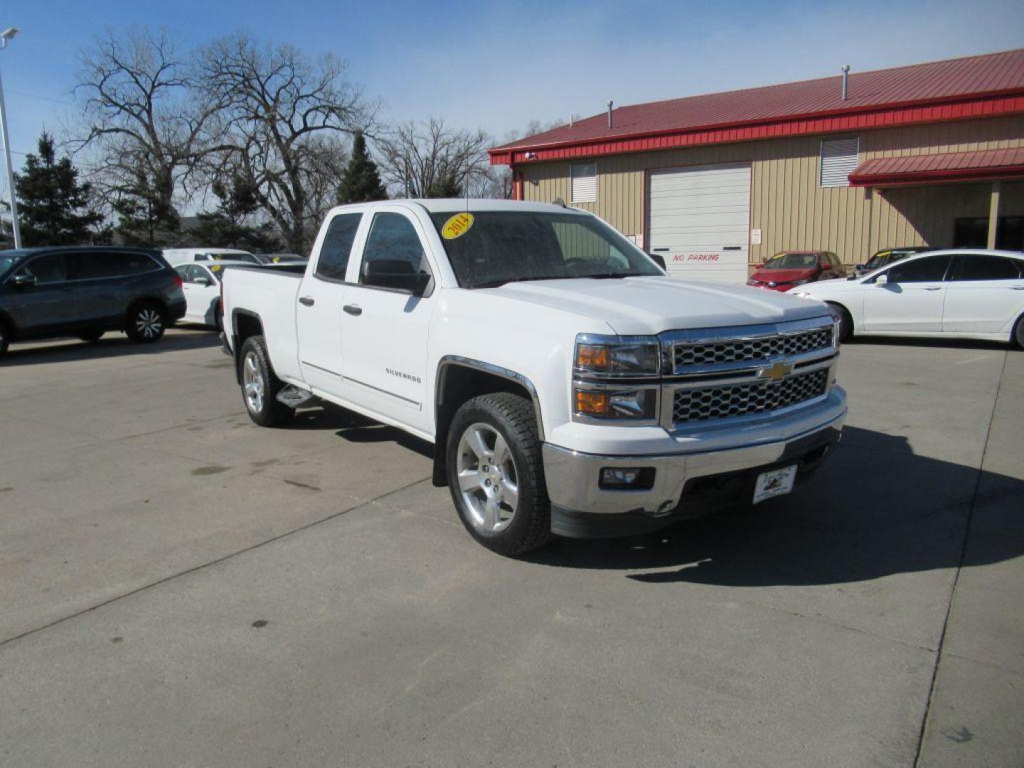 2014 WHITE CHEVROLET SILVERADO 1500 LT (1GCVKREC1EZ) with an 5.3L engine, Automatic transmission, located at 908 SE 14th Street, Des Moines, IA, 50317, (515) 281-0330, 41.580303, -93.597046 - Photo#2