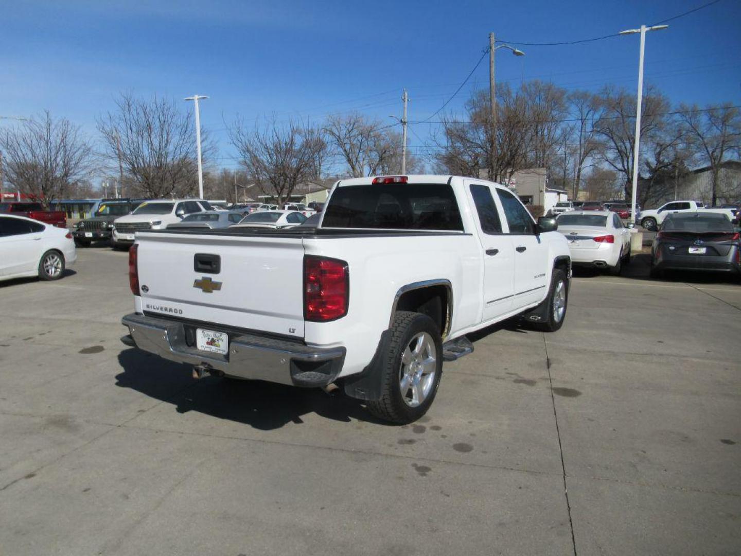 2014 WHITE CHEVROLET SILVERADO 1500 LT (1GCVKREC1EZ) with an 5.3L engine, Automatic transmission, located at 908 SE 14th Street, Des Moines, IA, 50317, (515) 281-0330, 41.580303, -93.597046 - Photo#4