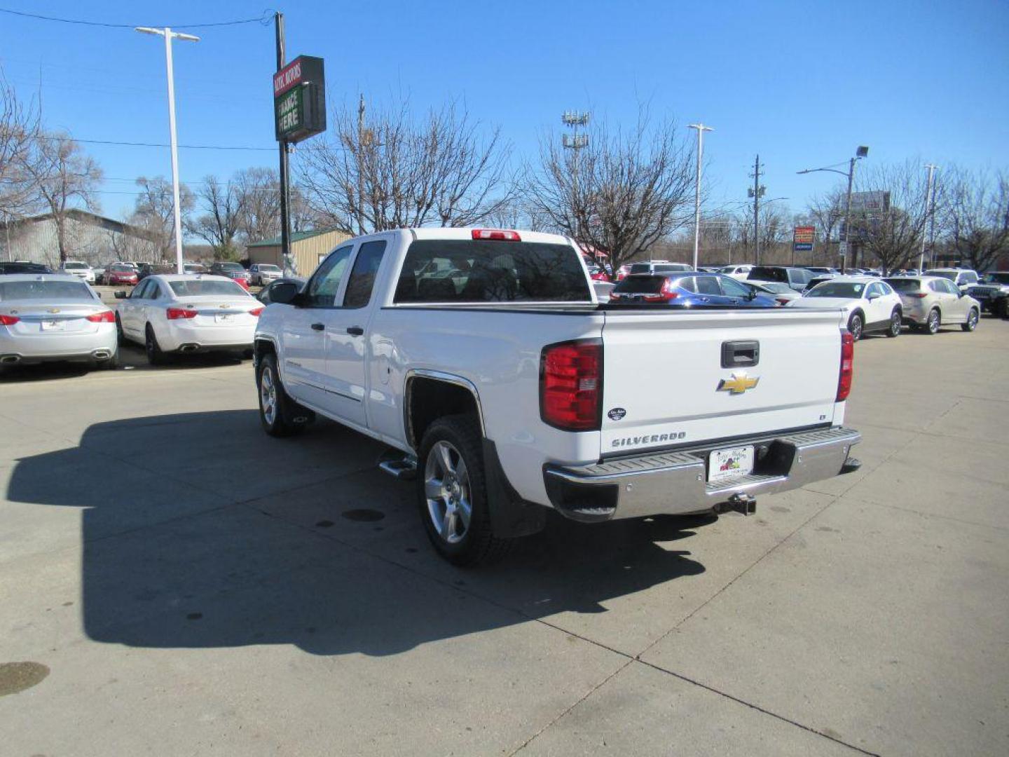 2014 WHITE CHEVROLET SILVERADO 1500 LT (1GCVKREC1EZ) with an 5.3L engine, Automatic transmission, located at 908 SE 14th Street, Des Moines, IA, 50317, (515) 281-0330, 41.580303, -93.597046 - Photo#6