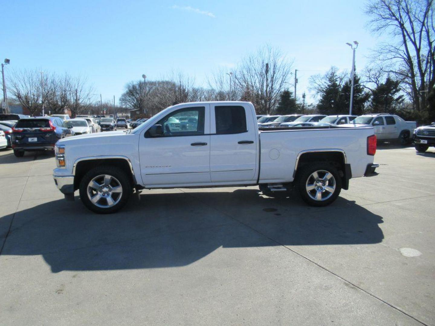 2014 WHITE CHEVROLET SILVERADO 1500 LT (1GCVKREC1EZ) with an 5.3L engine, Automatic transmission, located at 908 SE 14th Street, Des Moines, IA, 50317, (515) 281-0330, 41.580303, -93.597046 - Photo#7