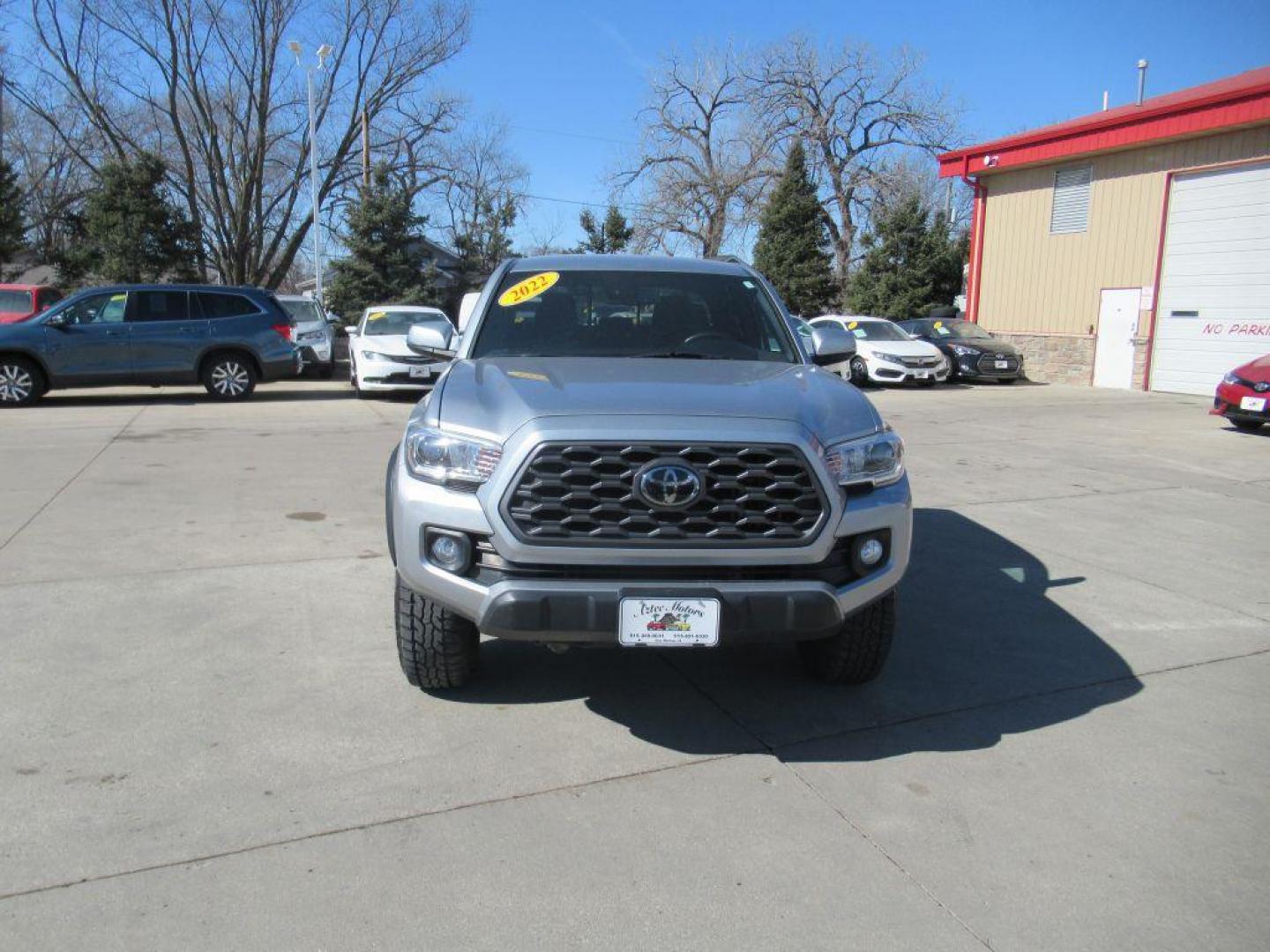 2022 SILVER TOYOTA TACOMA DOUBLE CAB TRD OFF RD (3TMCZ5AN3NM) with an 3.5L engine, Automatic transmission, located at 908 SE 14th Street, Des Moines, IA, 50317, (515) 281-0330, 41.580303, -93.597046 - Photo#1