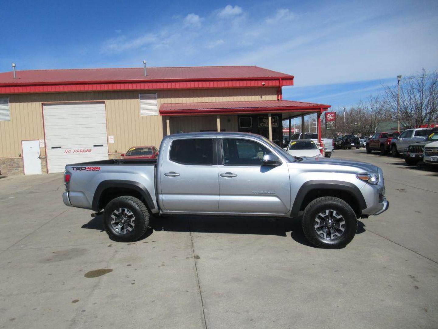 2022 SILVER TOYOTA TACOMA DOUBLE CAB TRD OFF RD (3TMCZ5AN3NM) with an 3.5L engine, Automatic transmission, located at 908 SE 14th Street, Des Moines, IA, 50317, (515) 281-0330, 41.580303, -93.597046 - Photo#3