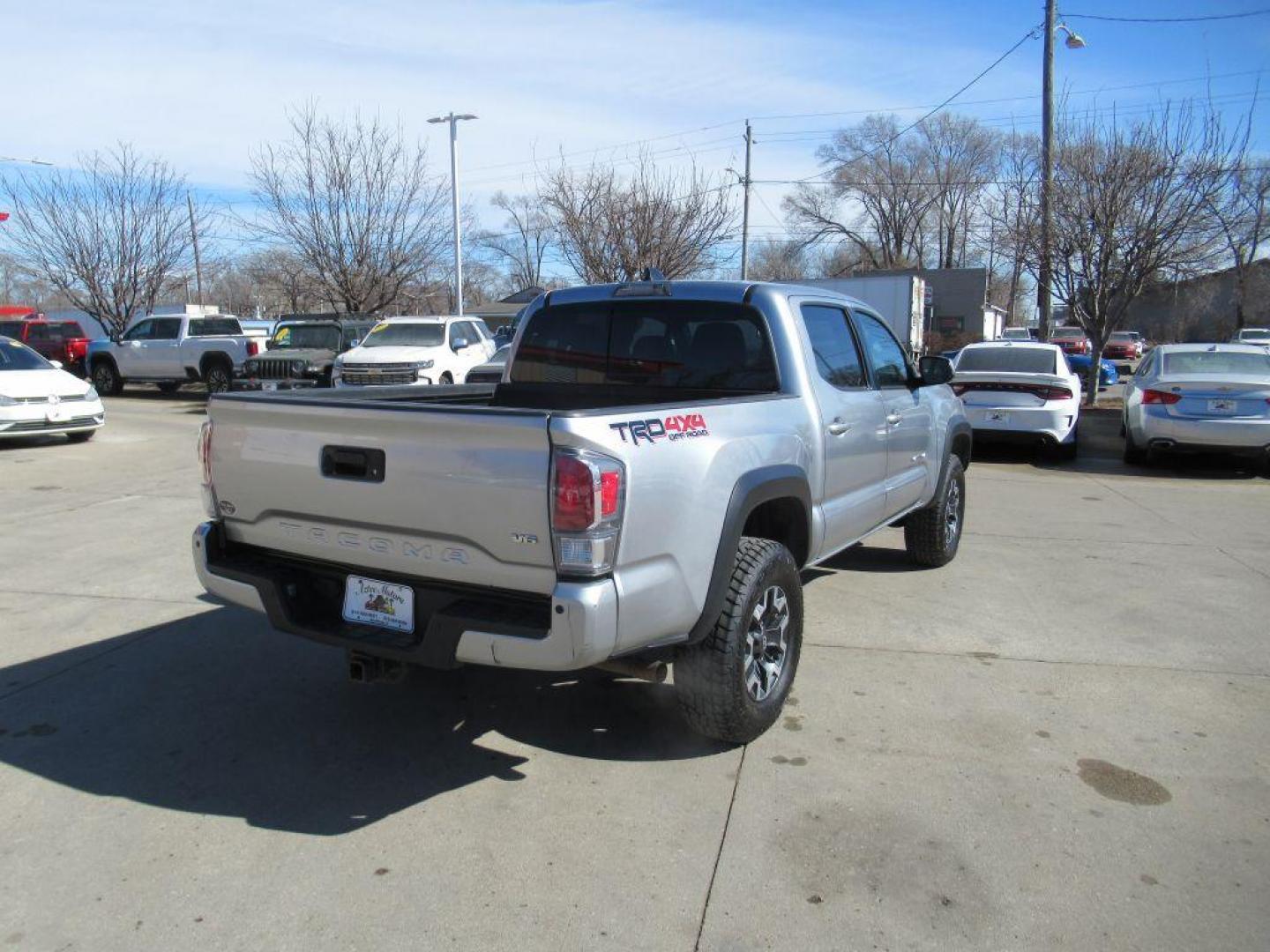 2022 SILVER TOYOTA TACOMA DOUBLE CAB TRD OFF RD (3TMCZ5AN3NM) with an 3.5L engine, Automatic transmission, located at 908 SE 14th Street, Des Moines, IA, 50317, (515) 281-0330, 41.580303, -93.597046 - Photo#4