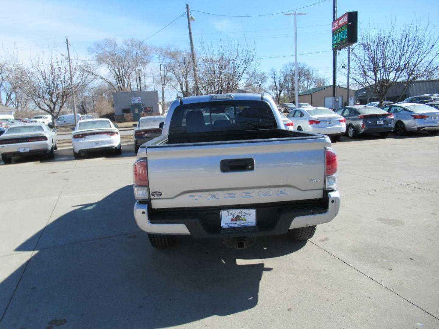 2022 SILVER TOYOTA TACOMA DOUBLE CAB TRD OFF RD (3TMCZ5AN3NM) with an 3.5L engine, Automatic transmission, located at 908 SE 14th Street, Des Moines, IA, 50317, (515) 281-0330, 41.580303, -93.597046 - Photo#5