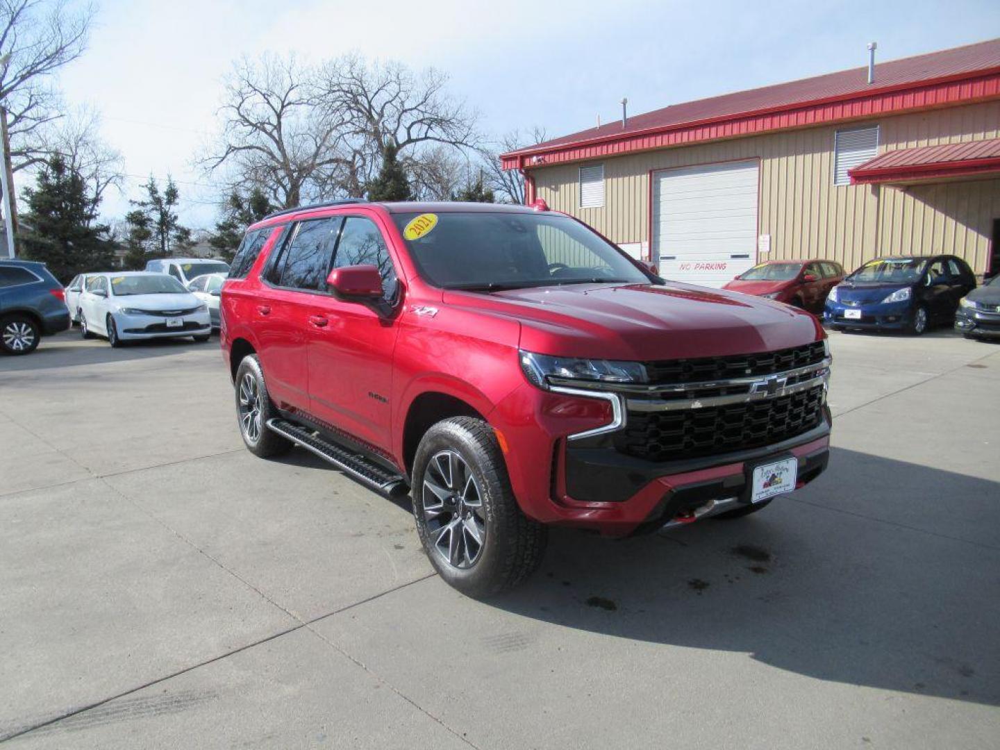 2021 RED CHEVROLET TAHOE 1500 Z71 (1GNSKPKD9MR) with an 5.3L engine, Automatic transmission, located at 908 SE 14th Street, Des Moines, IA, 50317, (515) 281-0330, 41.580303, -93.597046 - Photo#2