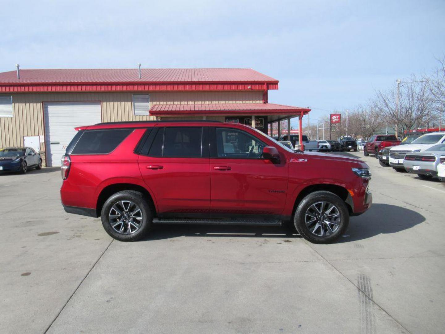 2021 RED CHEVROLET TAHOE 1500 Z71 (1GNSKPKD9MR) with an 5.3L engine, Automatic transmission, located at 908 SE 14th Street, Des Moines, IA, 50317, (515) 281-0330, 41.580303, -93.597046 - Photo#3