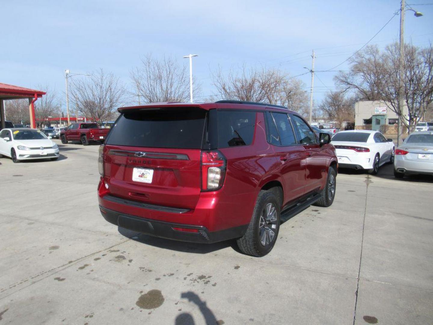 2021 RED CHEVROLET TAHOE 1500 Z71 (1GNSKPKD9MR) with an 5.3L engine, Automatic transmission, located at 908 SE 14th Street, Des Moines, IA, 50317, (515) 281-0330, 41.580303, -93.597046 - Photo#4