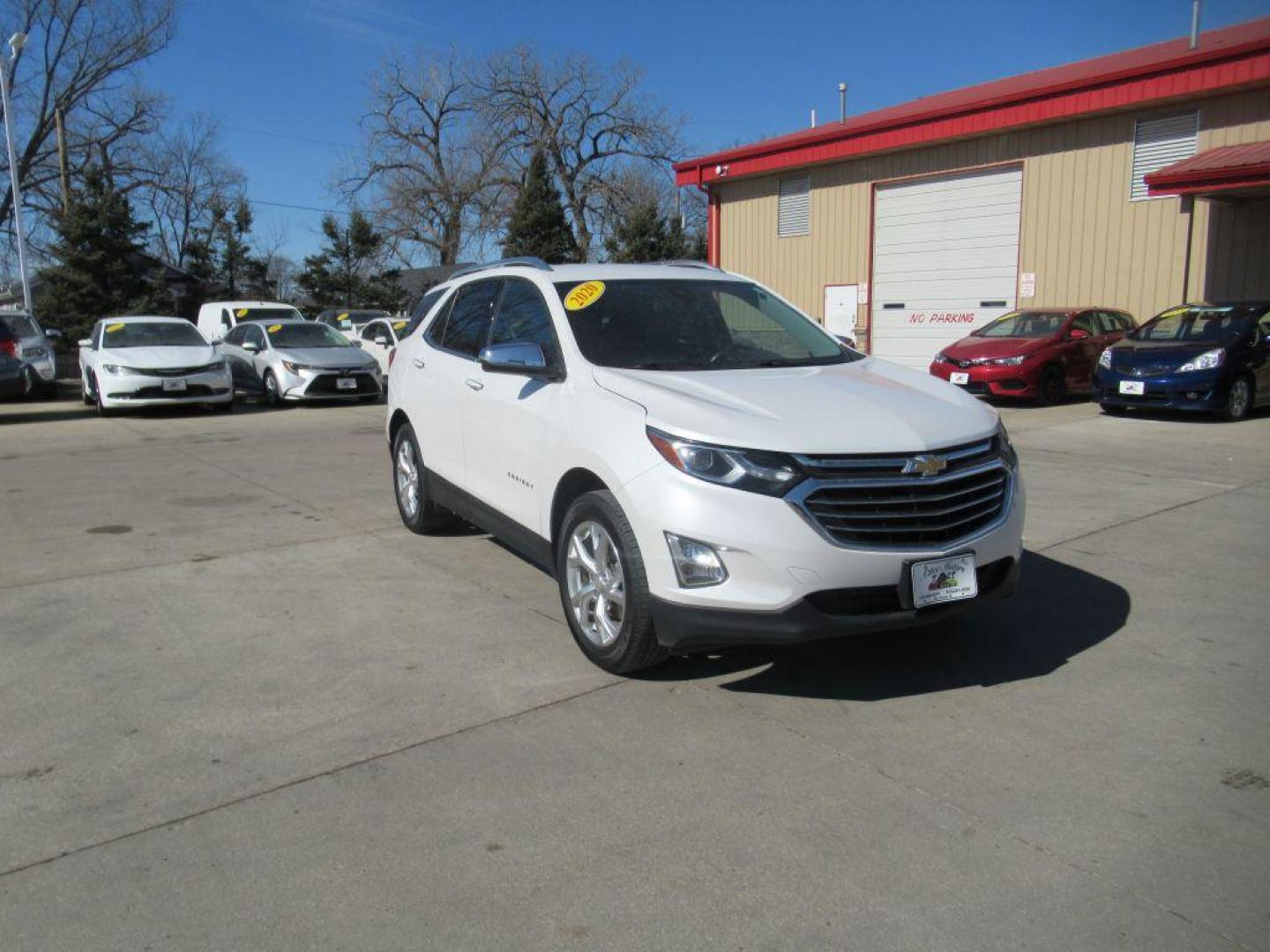 2020 WHITE CHEVROLET EQUINOX PREMIER (2GNAXXEV5L6) with an 1.5L engine, Automatic transmission, located at 908 SE 14th Street, Des Moines, IA, 50317, (515) 281-0330, 41.580303, -93.597046 - Photo#2