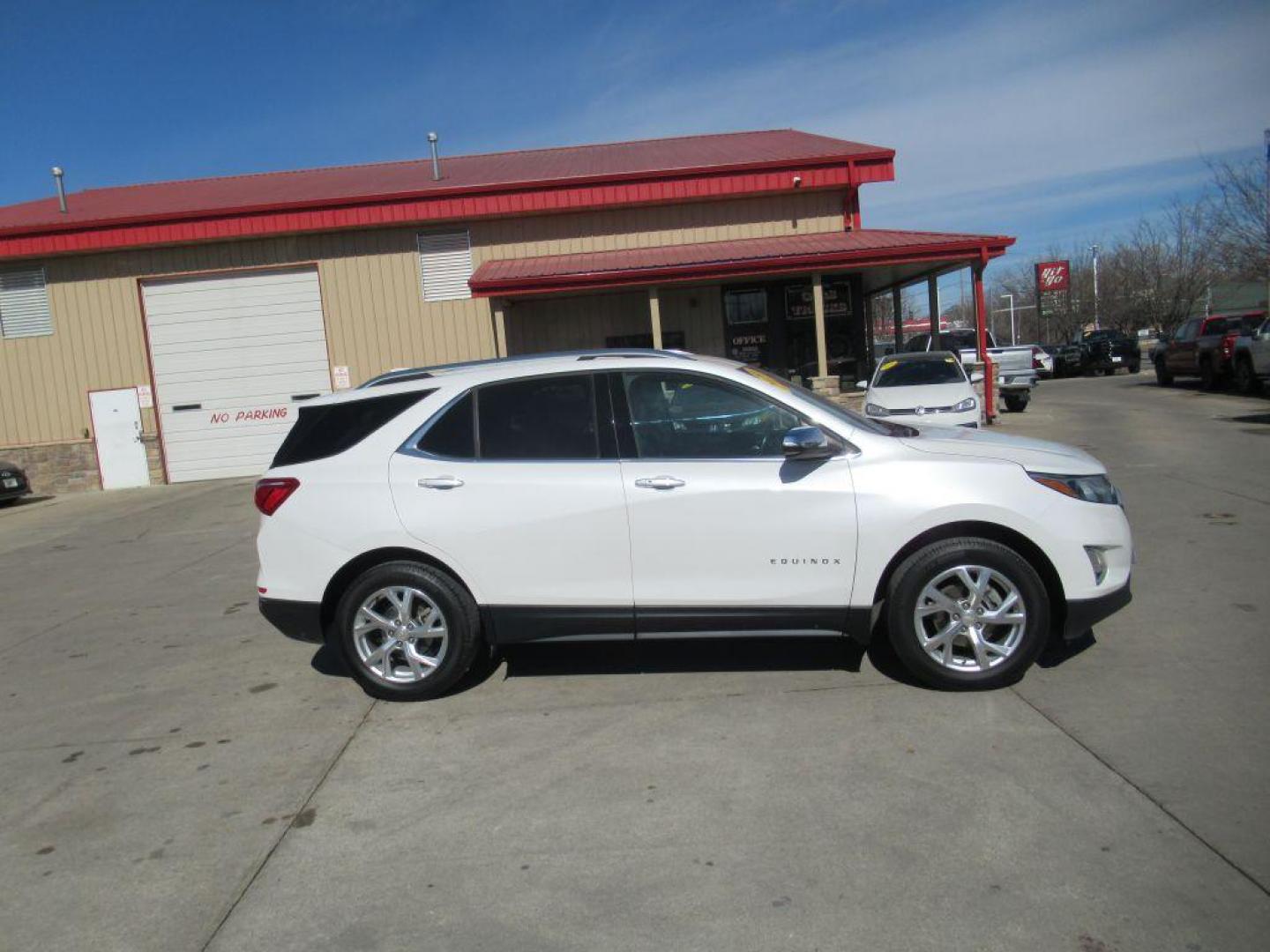 2020 WHITE CHEVROLET EQUINOX PREMIER (2GNAXXEV5L6) with an 1.5L engine, Automatic transmission, located at 908 SE 14th Street, Des Moines, IA, 50317, (515) 281-0330, 41.580303, -93.597046 - Photo#3