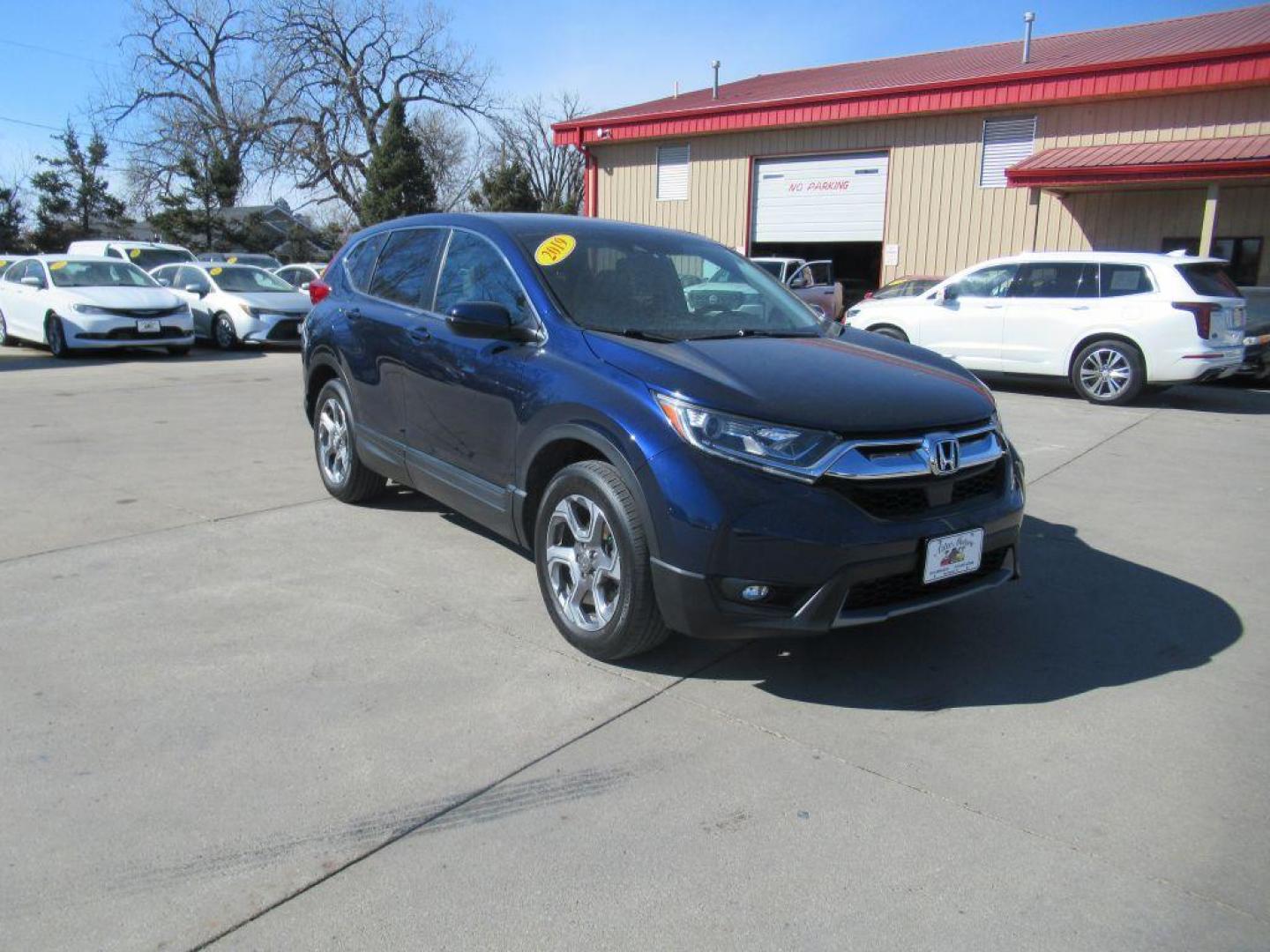 2019 BLUE HONDA CR-V EXL (2HKRW2H80KH) with an 1.5L engine, Continuously Variable transmission, located at 908 SE 14th Street, Des Moines, IA, 50317, (515) 281-0330, 41.580303, -93.597046 - Photo#2