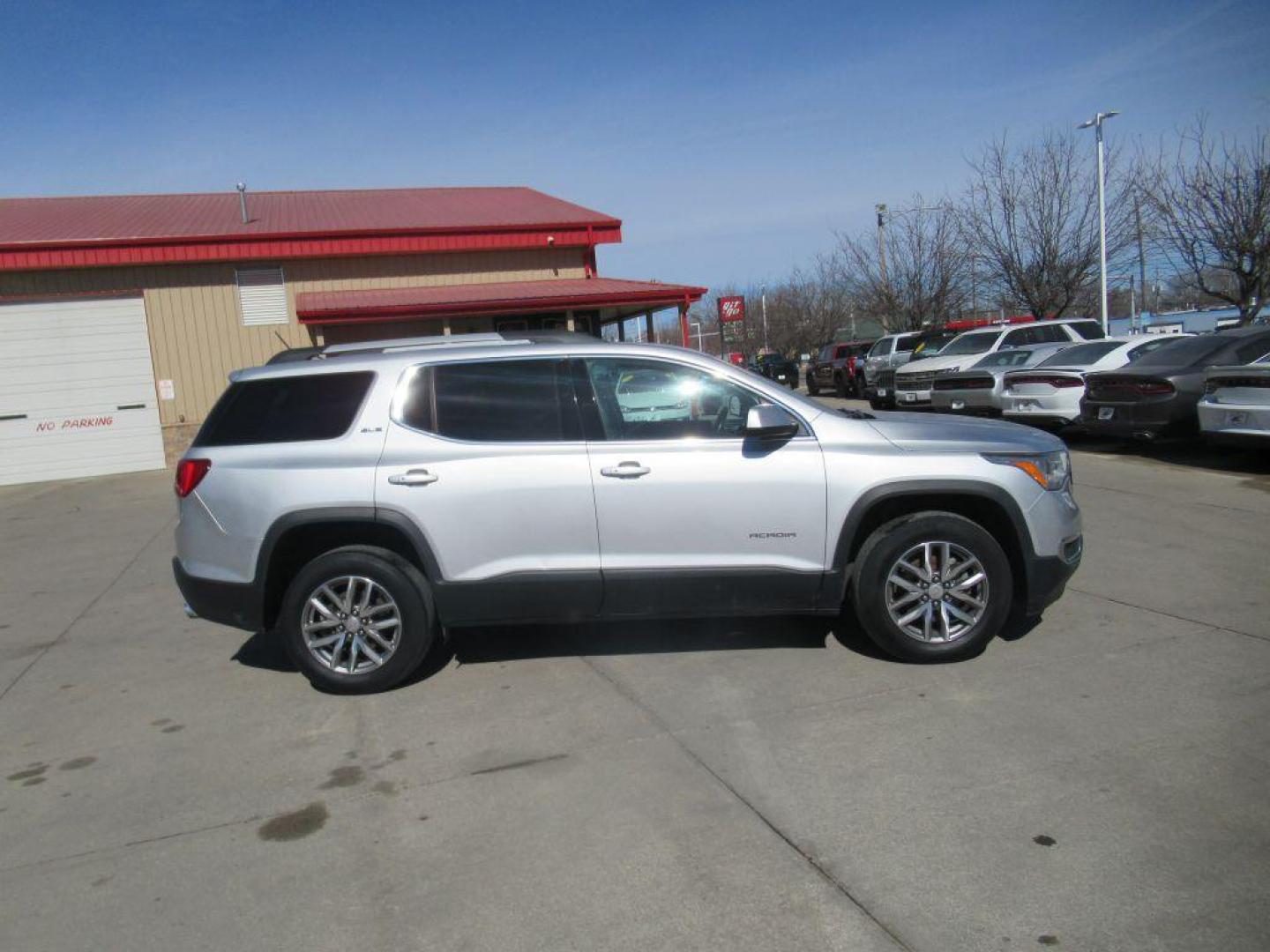 2017 SILVER GMC ACADIA SLE (1GKKNLLS2HZ) with an 3.6L engine, Automatic transmission, located at 908 SE 14th Street, Des Moines, IA, 50317, (515) 281-0330, 41.580303, -93.597046 - Photo#3