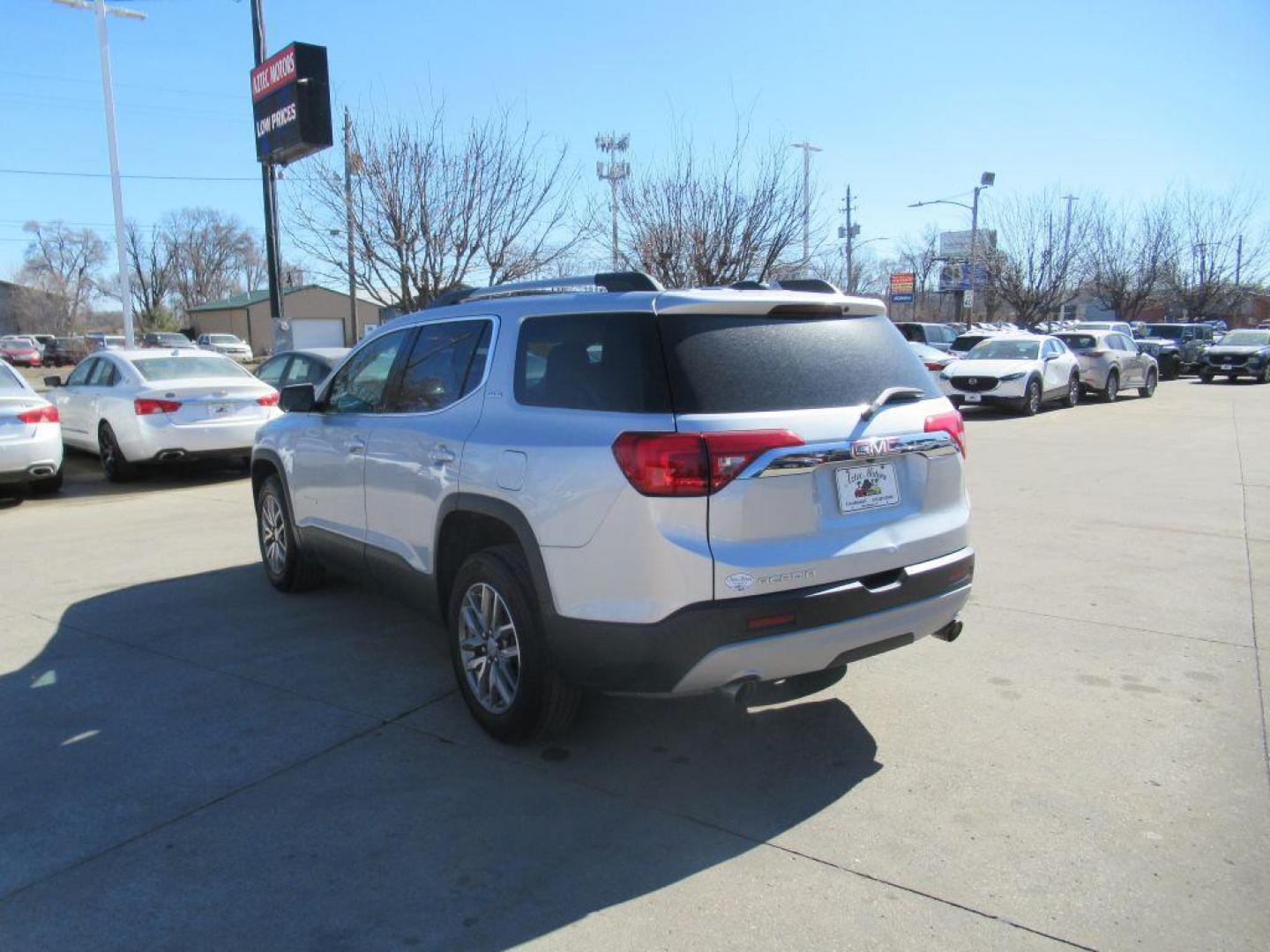 2017 SILVER GMC ACADIA SLE (1GKKNLLS2HZ) with an 3.6L engine, Automatic transmission, located at 908 SE 14th Street, Des Moines, IA, 50317, (515) 281-0330, 41.580303, -93.597046 - Photo#6