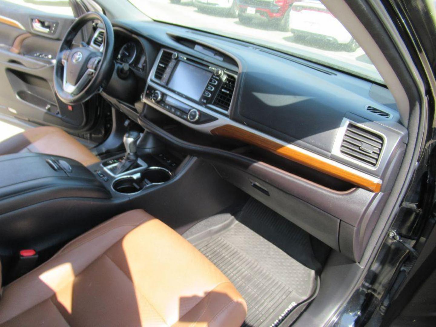 2018 BLACK TOYOTA HIGHLANDER LIMITED (5TDDZRFH5JS) with an 3.5L engine, Automatic transmission, located at 908 SE 14th Street, Des Moines, IA, 50317, (515) 281-0330, 41.580303, -93.597046 - Photo#13